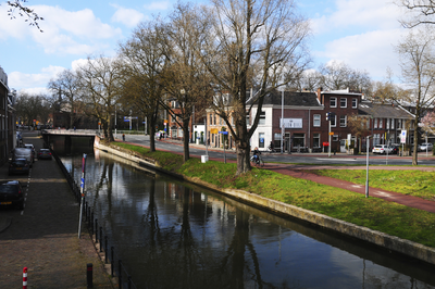 900138 Gezicht op de Kromme Rijn te Utrecht, vanaf de Albatrosbrug, met rechts de hoek van de Abstederdijk en de ...